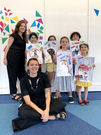 Groupe d'enfants qui montrent leurs créations.