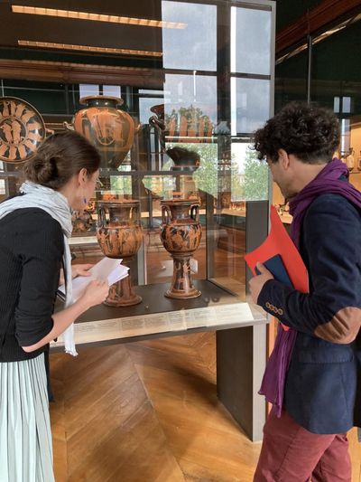 2 personnes qui regardent des vases anciens au musée
