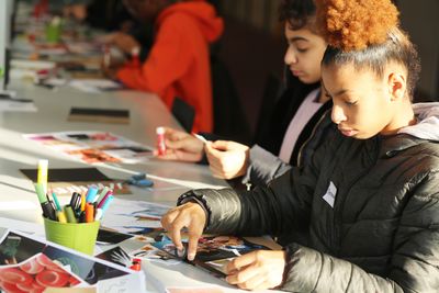 Deux collégiens concentrées en train nde créer.