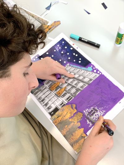 Adolescent en train de faire du coloriage sur image composée par un bâtiment avec un fond du ciel étoilée.