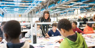 Adolescents assis en train de faire du collage, lors d'un atelier créatif au Centre Pompidou.