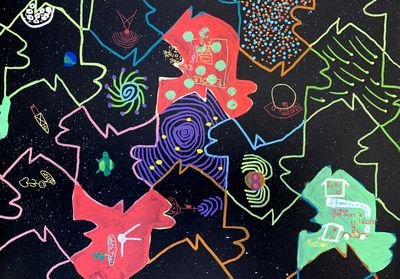 Création sur papier noir d'un mosaïque avec dessins en couleurs vifs.