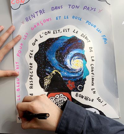 Création composé par unje silhouette avec un collage et plusieurs phrases inscrites.