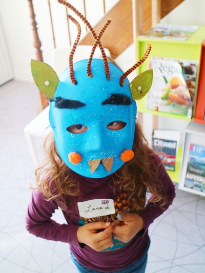 Enfant avec masque de monstre