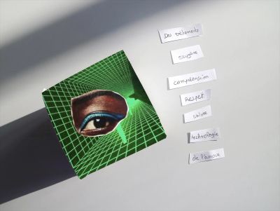 Boite décorée avec une image, petits pieces de papier avec les mots : vêtements, oxygène, compréhension, respect, nature, amour.