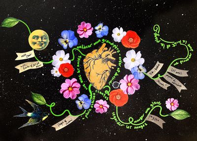 Création sur papier noir étoilé qui illustre l'infinit avec un coeur entouré des fleurs et des images célèbrent la vie.