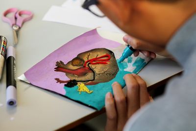 Enfant en train de colorier image d'un coeur anatomique