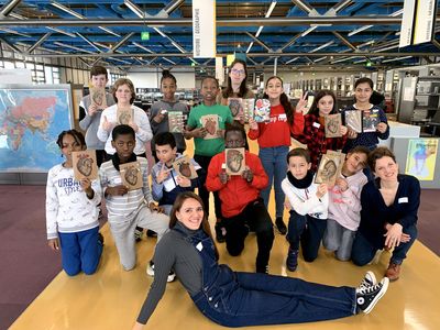 Groupe d'enfants qui montrent leurs créations à  la BPI du Centre Pompidou
