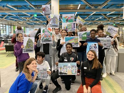 Groupe de collégiens avec leur créations lors d'un atelier créatif au Centre Pompidou.