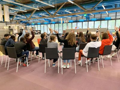 Adolescents assis en cercle, mains levées, lors d'un atelier de philosophie au Centre Pompidou