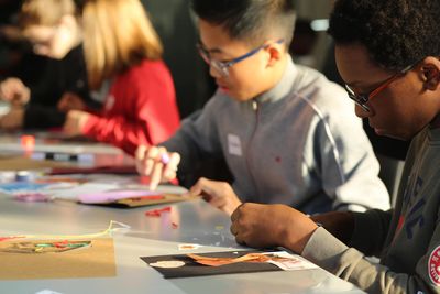 Enfants en atelier de création, collage et assemblage