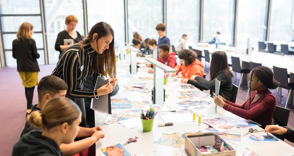 Angie à côté d'adolescents en activité créative