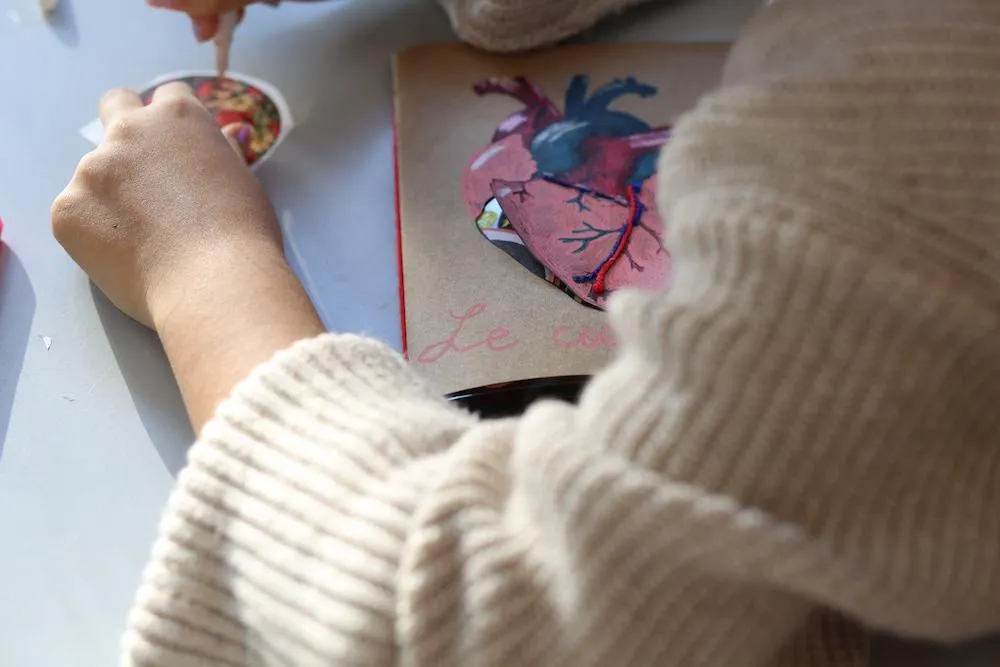 Une main faisant un collage