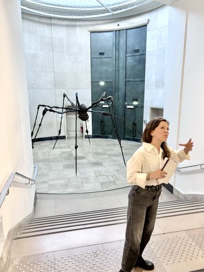 Une personne qui regarde une sculpture