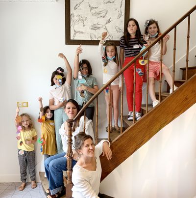 Groupe d'enfants qui montrent leurs mobiles lors d'un atelier créatif.