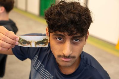Lycéen mets a côté de ses yeux une image d'un regard.