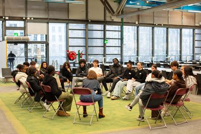 Adolescents assis en cercle, en train de parler lors d'un atelier de philosophie au Centre Pompidou