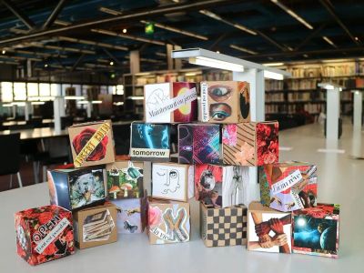 Une série de boites décorées avec des collages.